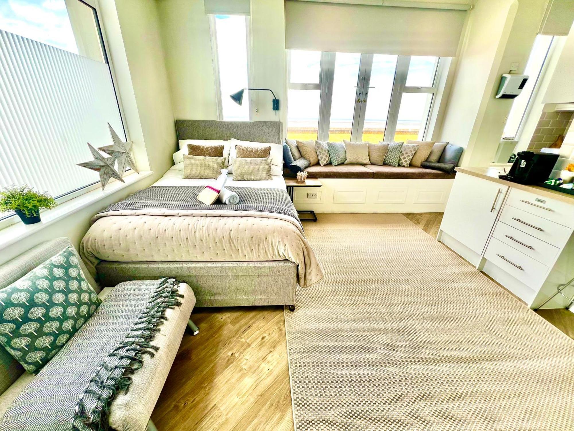 Beachfront Compact Coastal Crib, Direct Sea Views & Air Conditioning Littlestone-on-Sea Dış mekan fotoğraf